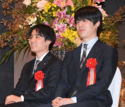 壇上でリラックスした表情を浮かべる藤井聡太竜王（右）と挑戦者の佐々木勇気八段＝１０日、指宿市の薩摩伝承館