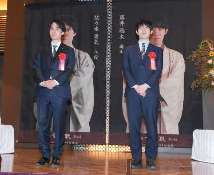 〈関連〉それぞれの写真パネルの前に立つ藤井聡太竜王（右）と挑戦者の佐々木勇気八段＝１０日、指宿市の薩摩伝承館