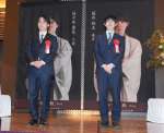 〈関連〉それぞれの写真パネルの前に立つ藤井聡太竜王（右）と挑戦者の佐々木勇気八段＝１０日、指宿市の薩摩伝承館