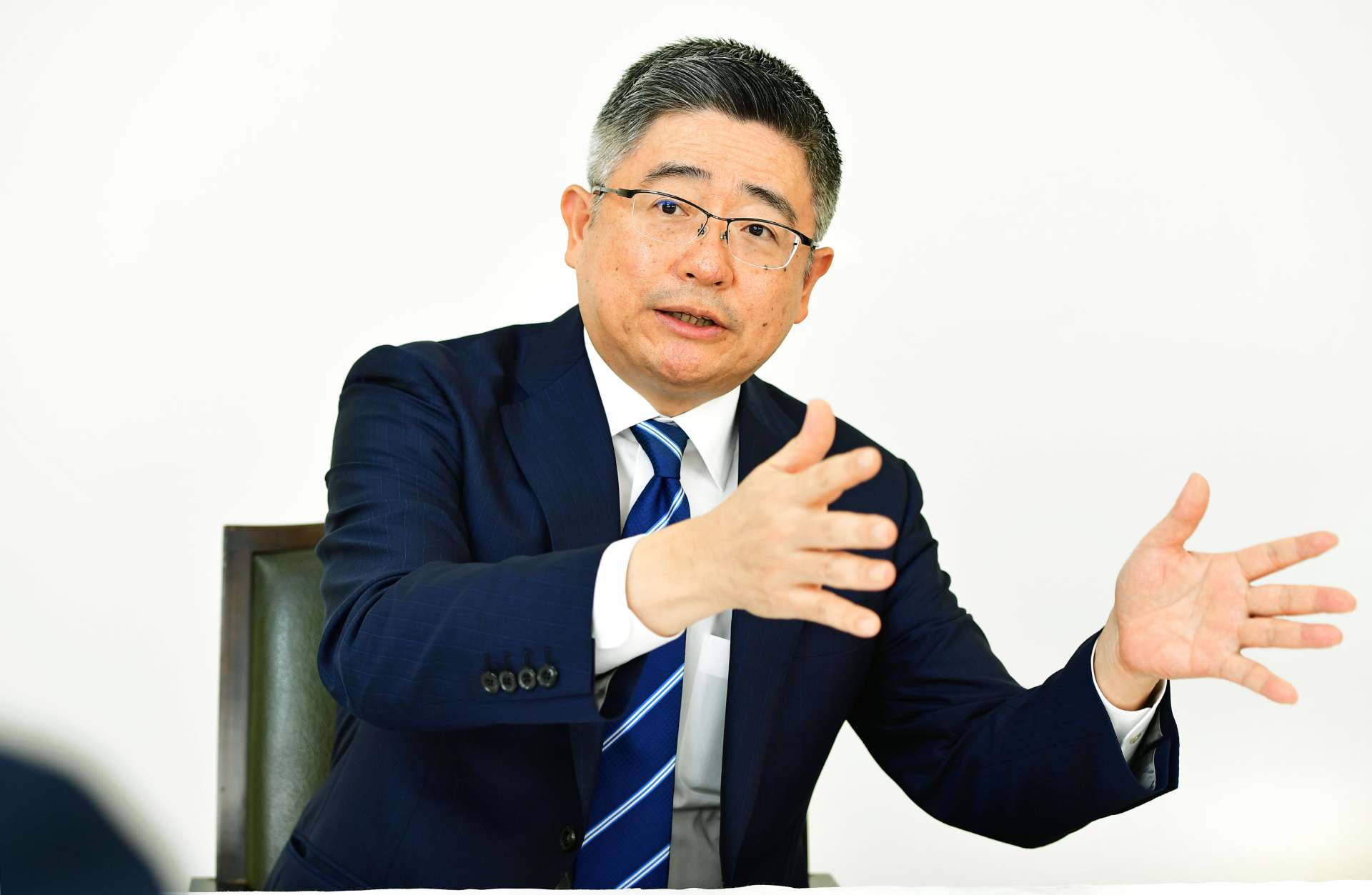 私的整理を活用した経営再建について説明する山形屋の岩元修士社長＝１０日、鹿児島市の同社