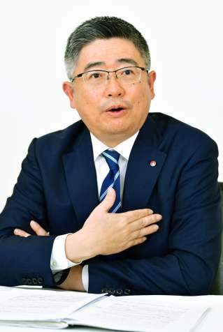 インタビューに応じる山形屋の岩元修士社長＝１０日、鹿児島市の同社（税所陸郎撮影）