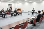 鹿児島県立短期大に関する提言書素案を議論する委員ら＝１０日、県庁