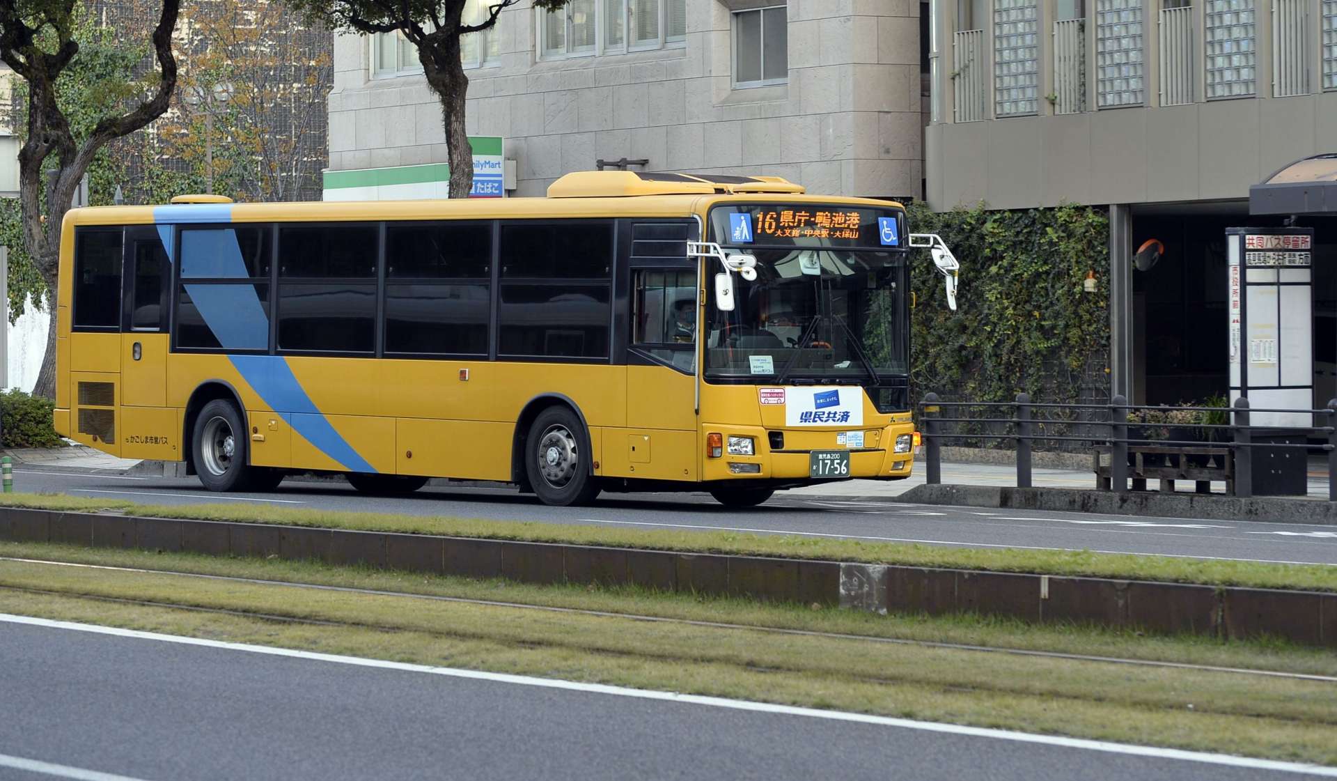 市街地を走る鹿児島市営バス＝１０日、同市山下町
