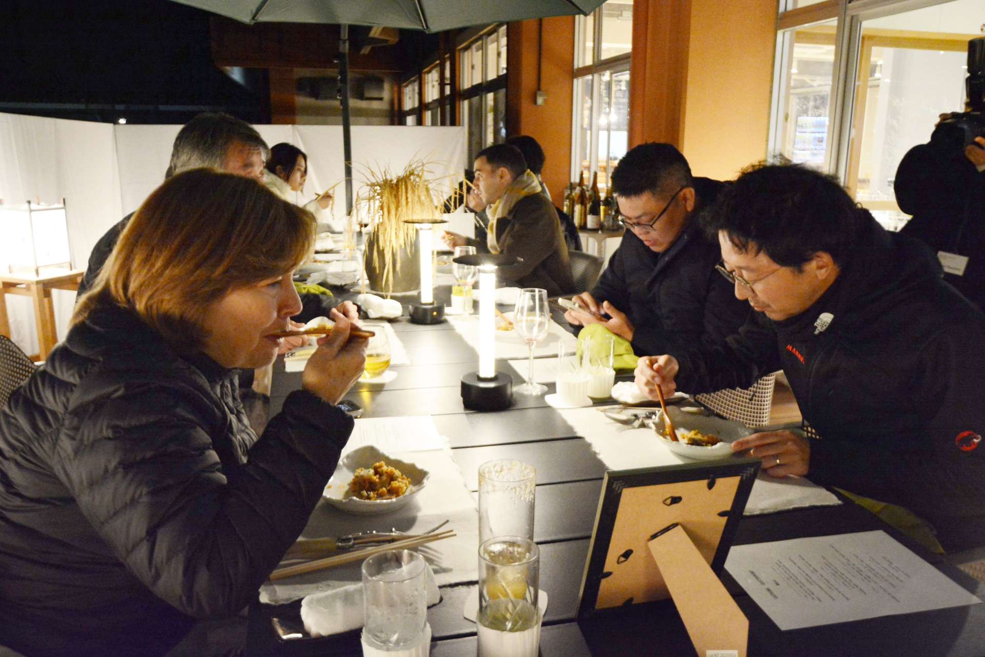 さつま町産の食材を使った料理を堪能するツアー参加者＝１０日、さつま町白男川