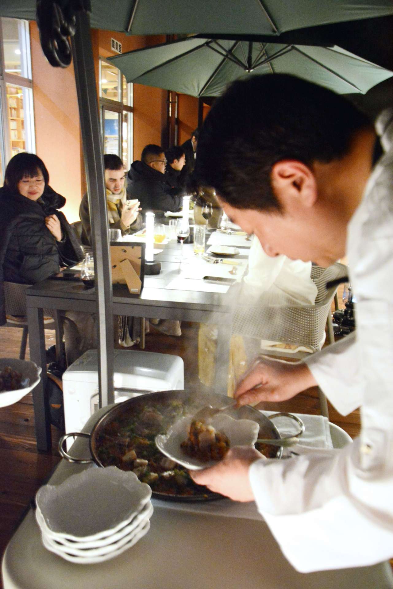 さつま町産の食材を使った料理を提供する城山ホテル鹿児島総料理長の徳重慎一郎さん＝１０日、さつま町白男川