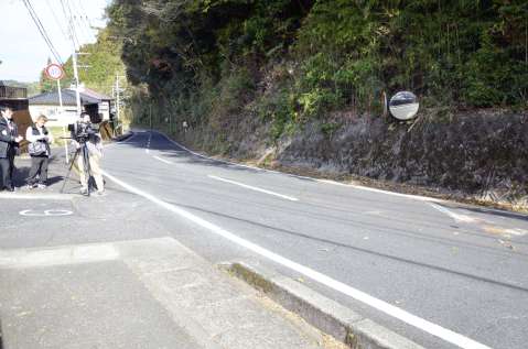 車がコンクリート壁に衝突した現場＝１１日正午ごろ、鹿児島市上谷口町