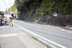 車がコンクリート壁に衝突した現場＝１１日正午ごろ、鹿児島市上谷口町