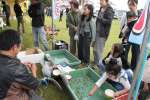 感謝祭で、メダカすくいを楽しむ子どもたち＝指宿市の道の駅いぶすき彩花菜館