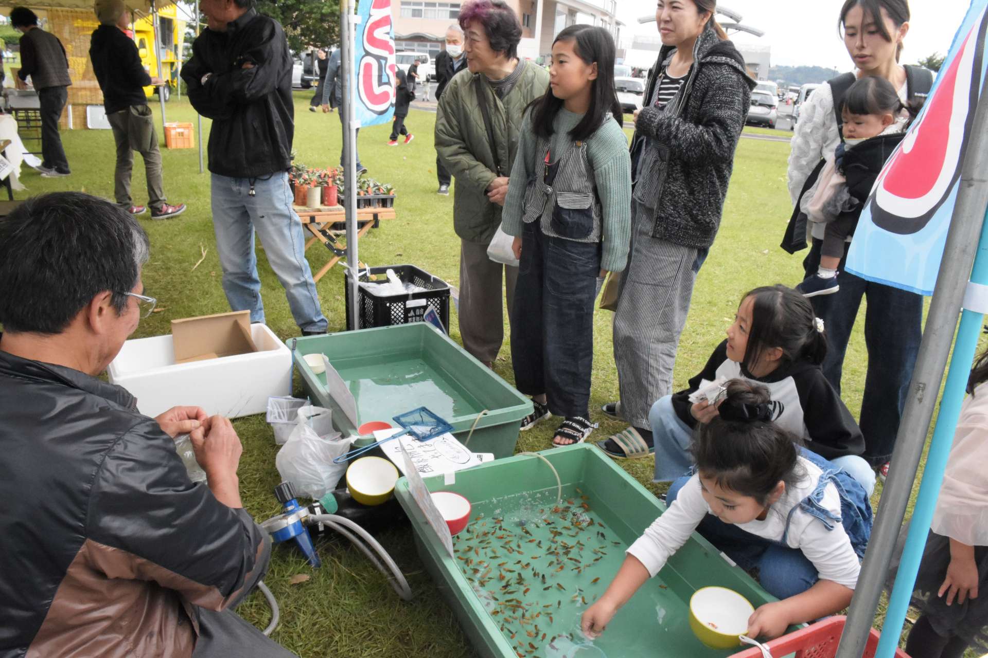感謝祭で、メダカすくいを楽しむ子どもたち＝指宿市の道の駅いぶすき彩花菜館