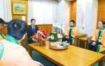 塩田康一知事（中央）に農大祭をＰＲする学生＝１１日、県庁