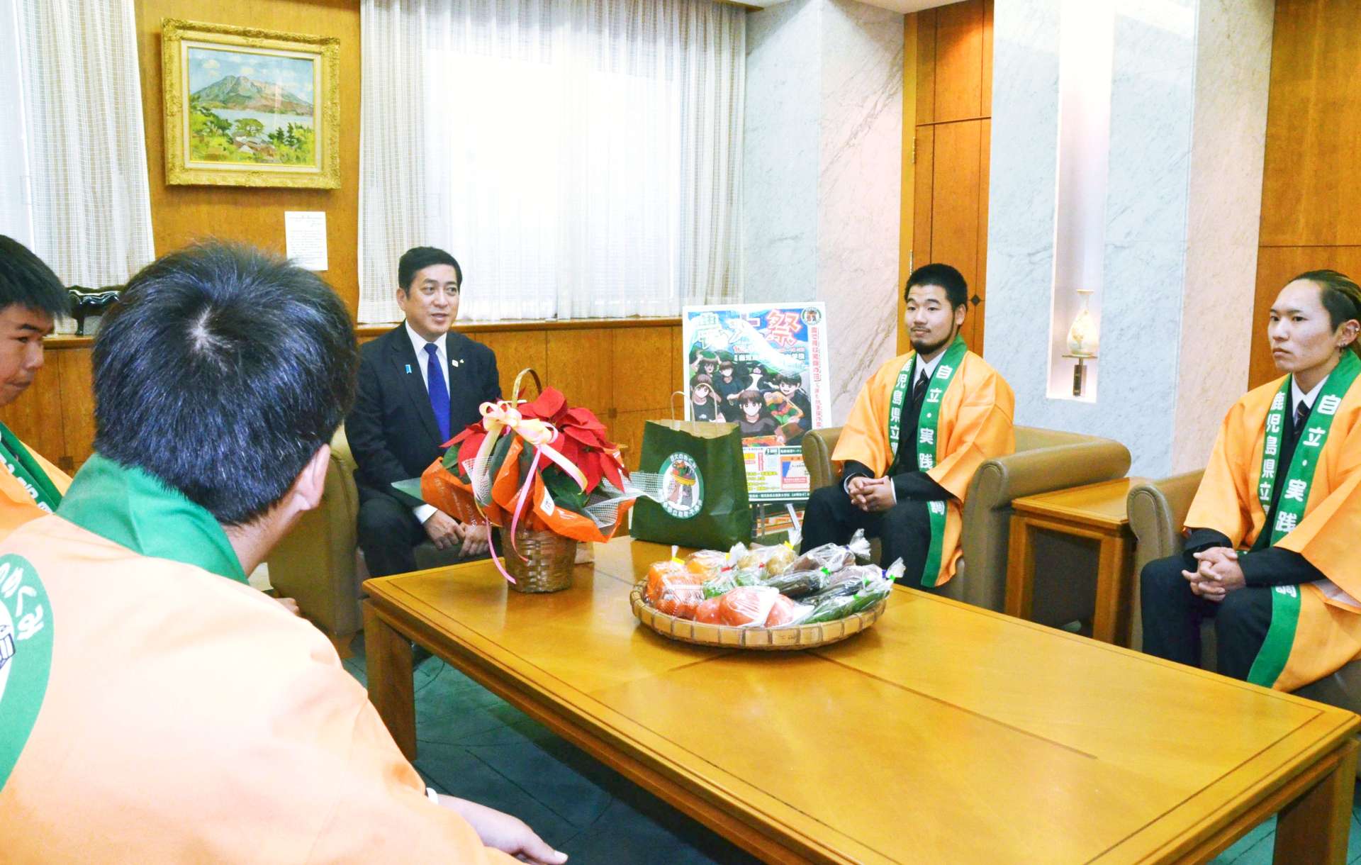 塩田康一知事（中央）に農大祭をＰＲする学生＝１１日、県庁