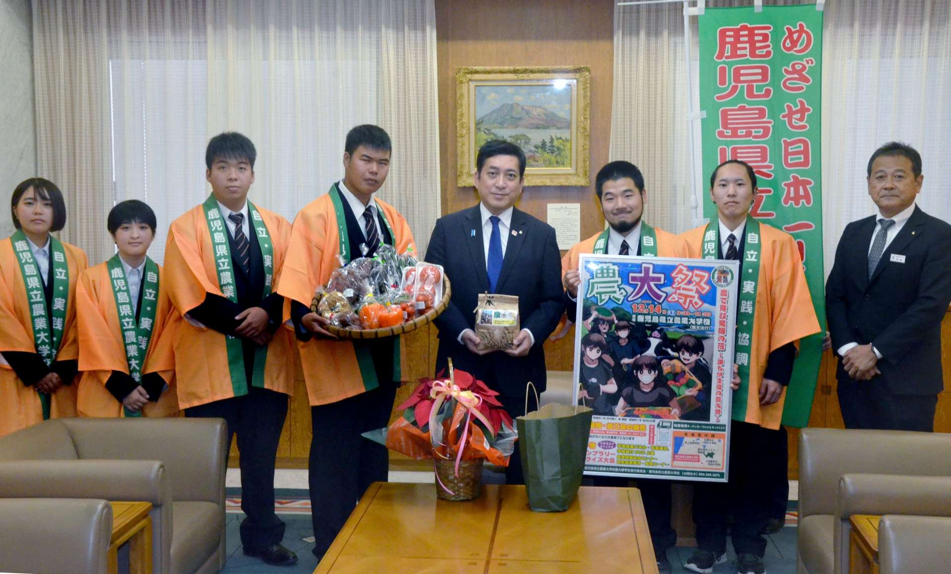 塩田康一知事を表敬訪問し農大祭をＰＲする学生＝１１日、県庁