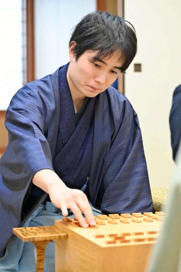 第３７期竜王戦７番勝負の第６局に臨む佐々木勇気八段＝１１日午前９時すぎ、指宿市の指宿白水館（日本将棋連盟提供）