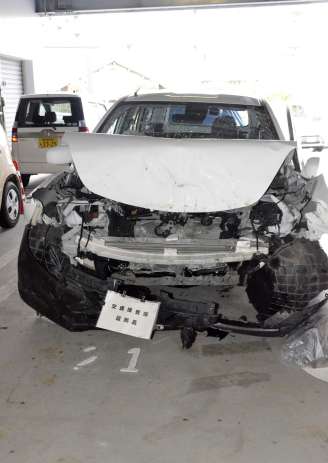 〈別カット〉事故で大破した普通貨物車＝１１日午後２時５分ごろ、鹿児島西署