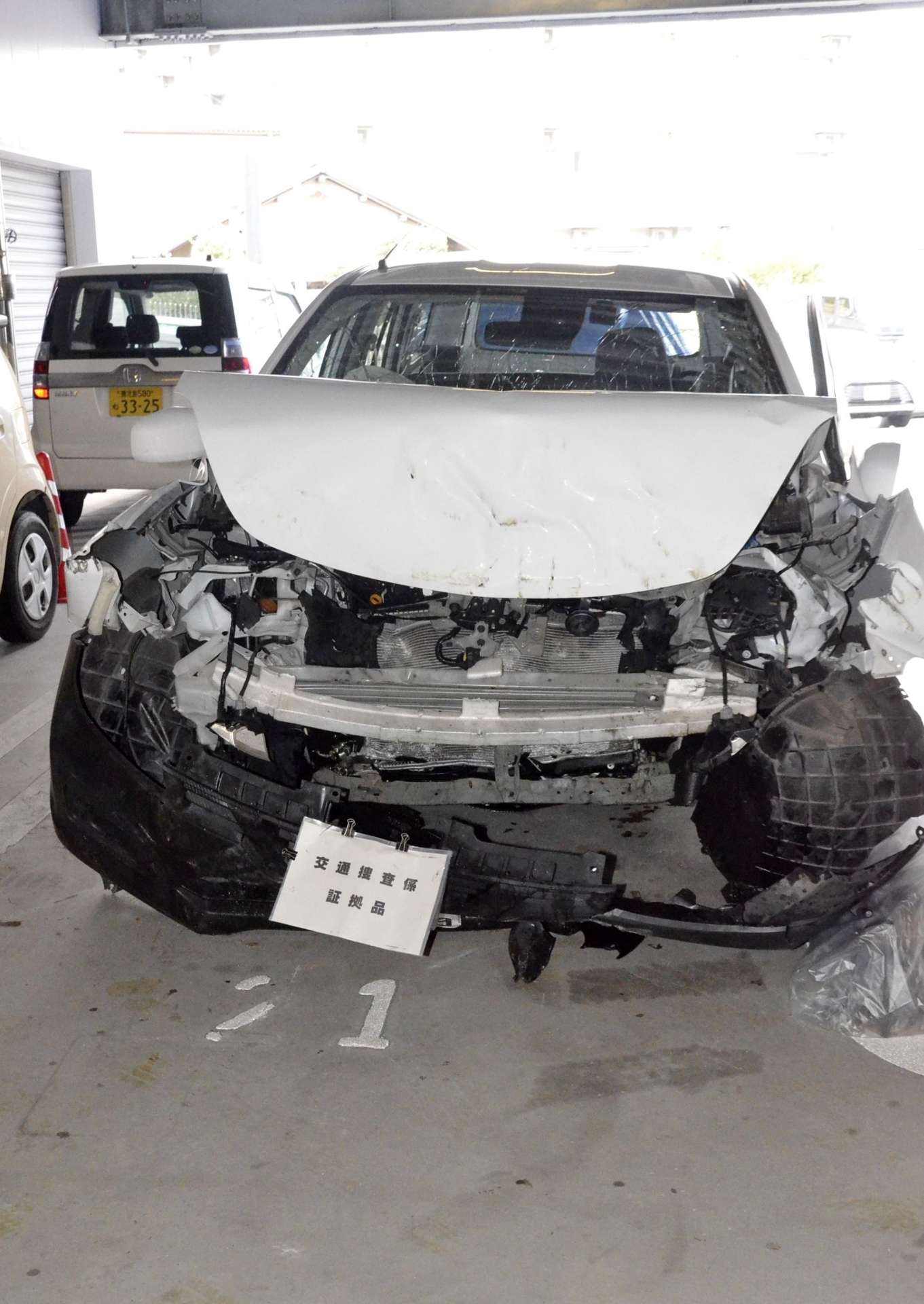 〈別カット〉事故で大破した普通貨物車＝１１日午後２時５分ごろ、鹿児島西署
