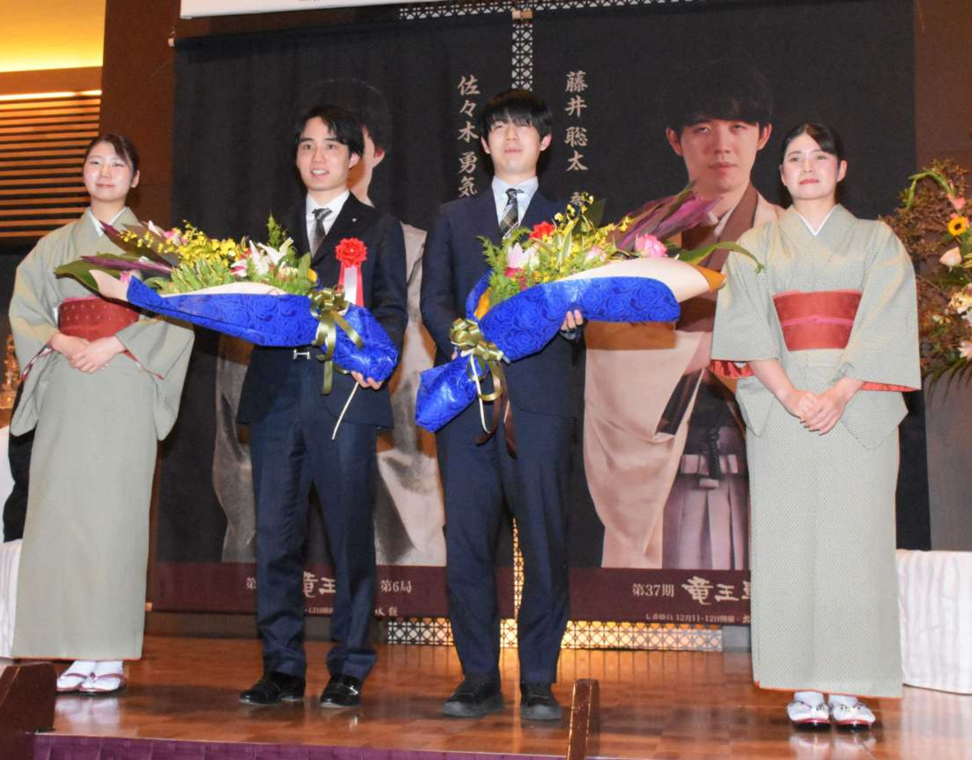 〈関連〉花束を手に笑顔を見せる藤井聡太竜王（右）と挑戦者の佐々木勇気八段＝１０日、指宿市の薩摩伝承館
