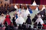 苦労して仕上げたドレスを披露する生徒たち＝南九州市知覧の薩南工業高校