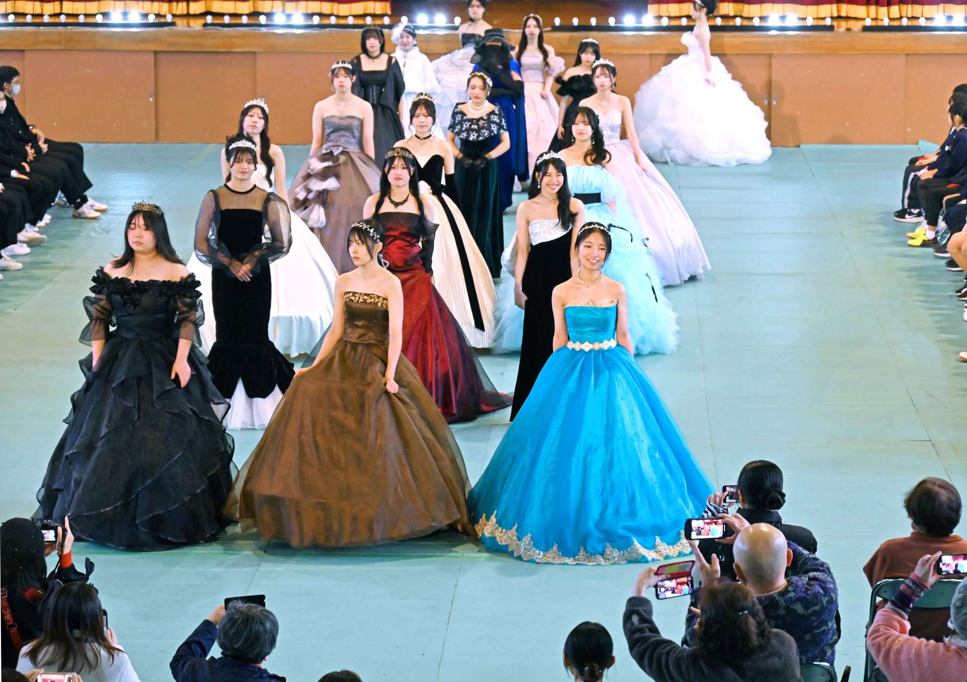 苦労して仕上げたドレスを披露する生徒たち＝南九州市知覧の薩南工業高校