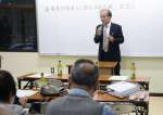 市民会議の意義を説明する井口正人京都大学名誉教授＝鹿児島市の鴨池公民館