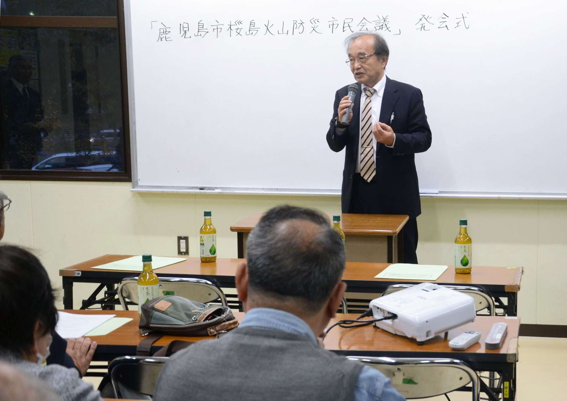 市民会議の意義を説明する井口正人京都大学名誉教授＝鹿児島市の鴨池公民館