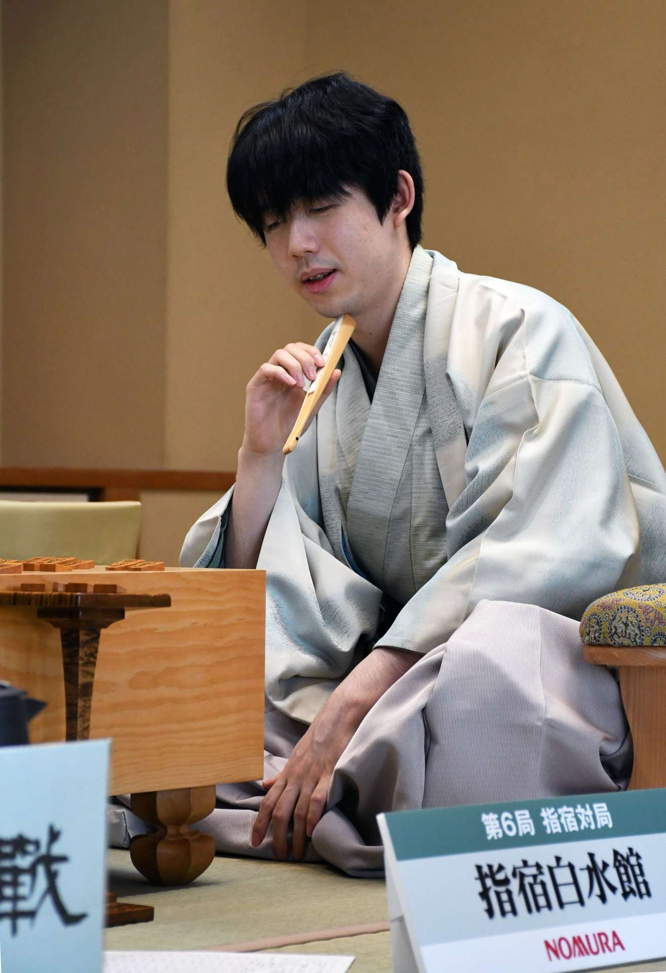 感想戦で対局を振り返る藤井竜王＝１２日午後４時２０分、指宿市の指宿白水館