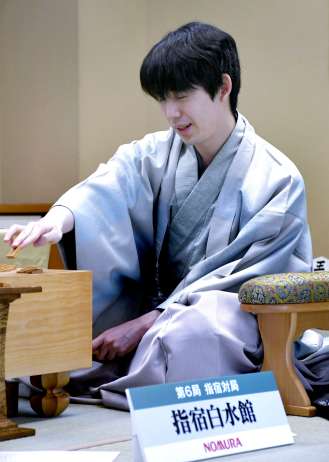 感想戦で対局を振り返る藤井竜王＝１２日午後４時半、指宿市の指宿白水館