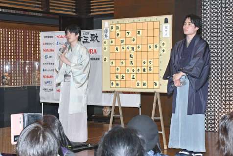 終局後、将棋ファンにあいさつする藤井聡太竜王（左）＝１２日午後３時５０分、指宿市の指宿白水館