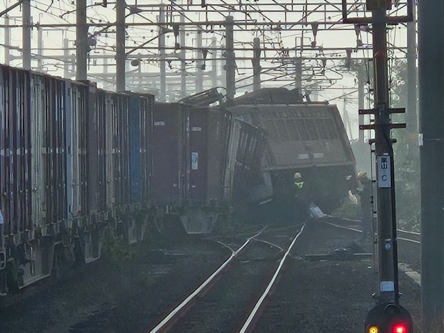 （別カット）脱線した貨物列車＝１２日、鹿児島県薩摩川内市