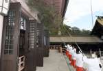 ササ竹で１年のほこりを払う巫女たち＝１３日、鹿児島市の照国神社