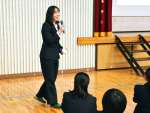 金メダルを手に講演する入江聖奈さん＝薩摩川内市の川内商工高校