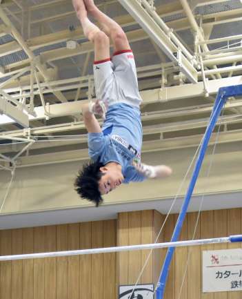 〈別カット〉母校で練習する杉野正尭さん＝１３日、鹿屋市の鹿屋体育大学