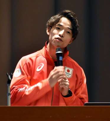 母校で講演する杉野正尭さん＝１３日、鹿屋市の鹿屋体育大学