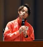 母校で講演する杉野正尭さん＝１３日、鹿屋市の鹿屋体育大学