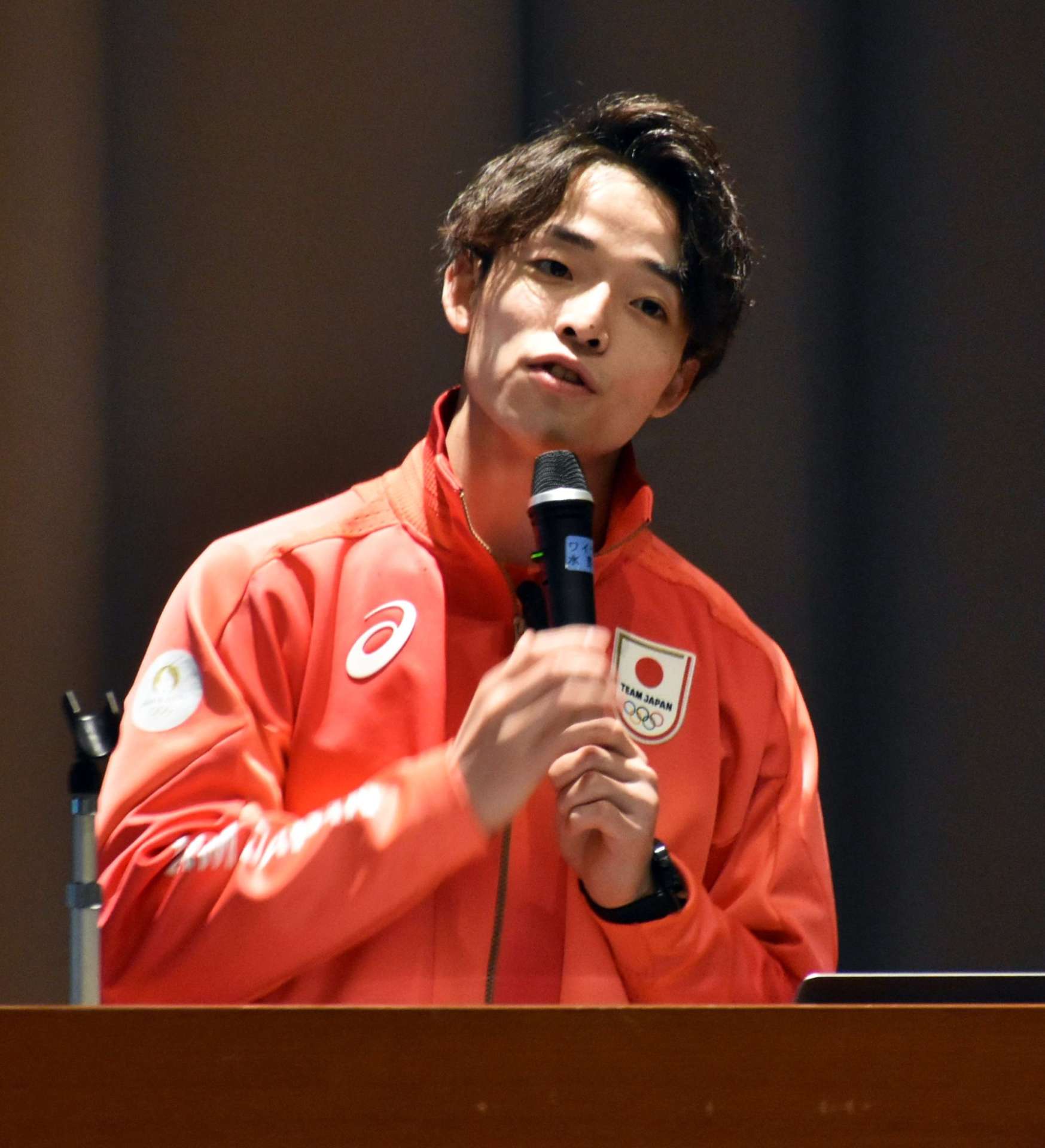 母校で講演する杉野正尭さん＝１３日、鹿屋市の鹿屋体育大学