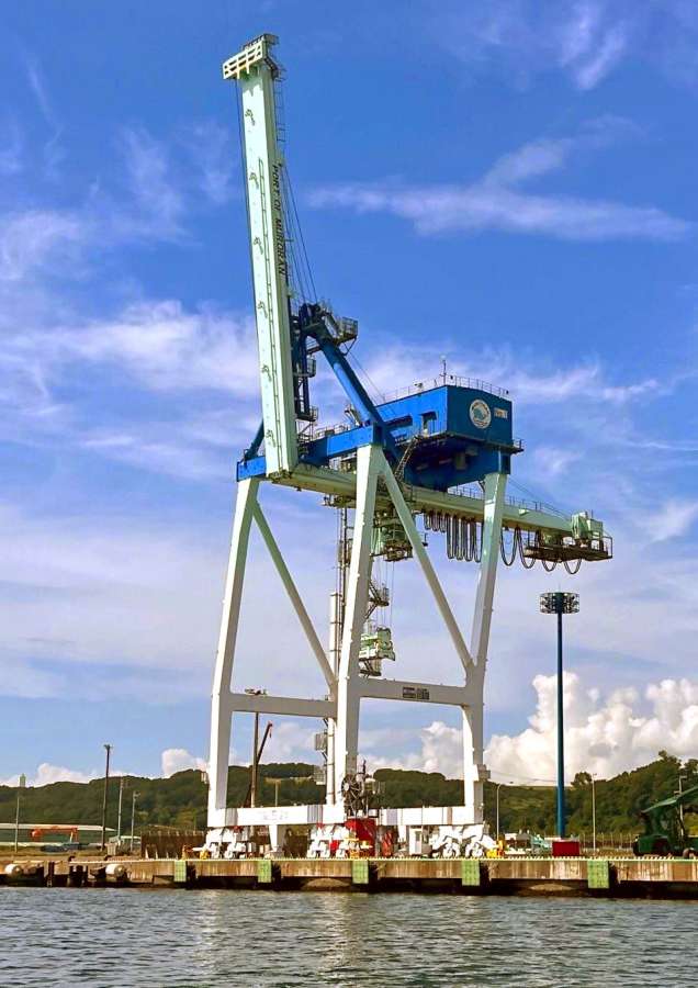 鹿児島県が川内港への移設を検討している室蘭港のガントリークレーン（室蘭市提供）