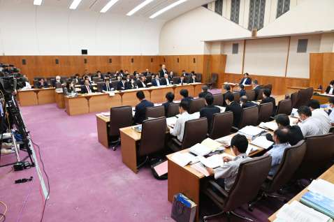 〈関連〉鹿児島県警の集中審査が行われる県議会全員協議会室