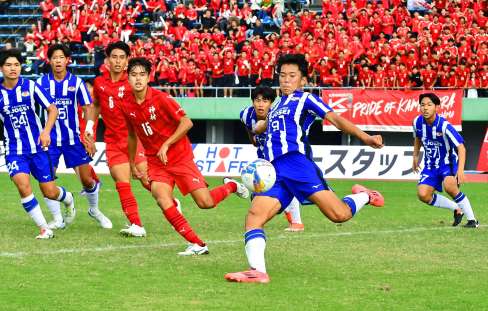 〈関連〉全国高校サッカー選手権県予選決勝の後半、粘り強く守る鹿城西イレブン＝白波スタジアム