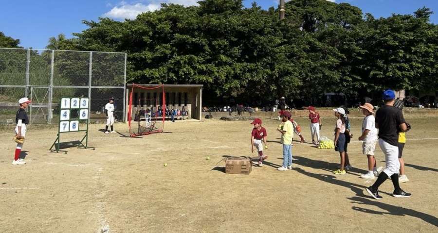 中学生が中心となって開催した小学生向けの野球教室＝知名町の大山総合グラウンド（沖永良部中学校体育連盟野球専門部提供）