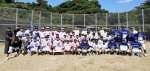 野球教室で小学生を指導した中学生や社会人チームの選手＝知名町の大山総合グラウンド（沖永良部中学校体育連盟野球専門部提供）
