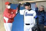 投手に腕の使い方をアドバイスする外木場義郎さん（左）＝出水市中央町