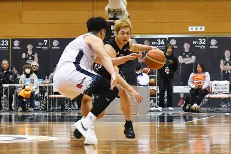 前半、相手陣内にボールを運ぶレブナイズの藤本＝薩摩川内市のサンアリーナせんだい