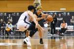 前半、相手陣内にボールを運ぶレブナイズの藤本＝薩摩川内市のサンアリーナせんだい