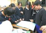 メッセージを色画用紙に貼る児童＝１２日、出水市の下水流小学校