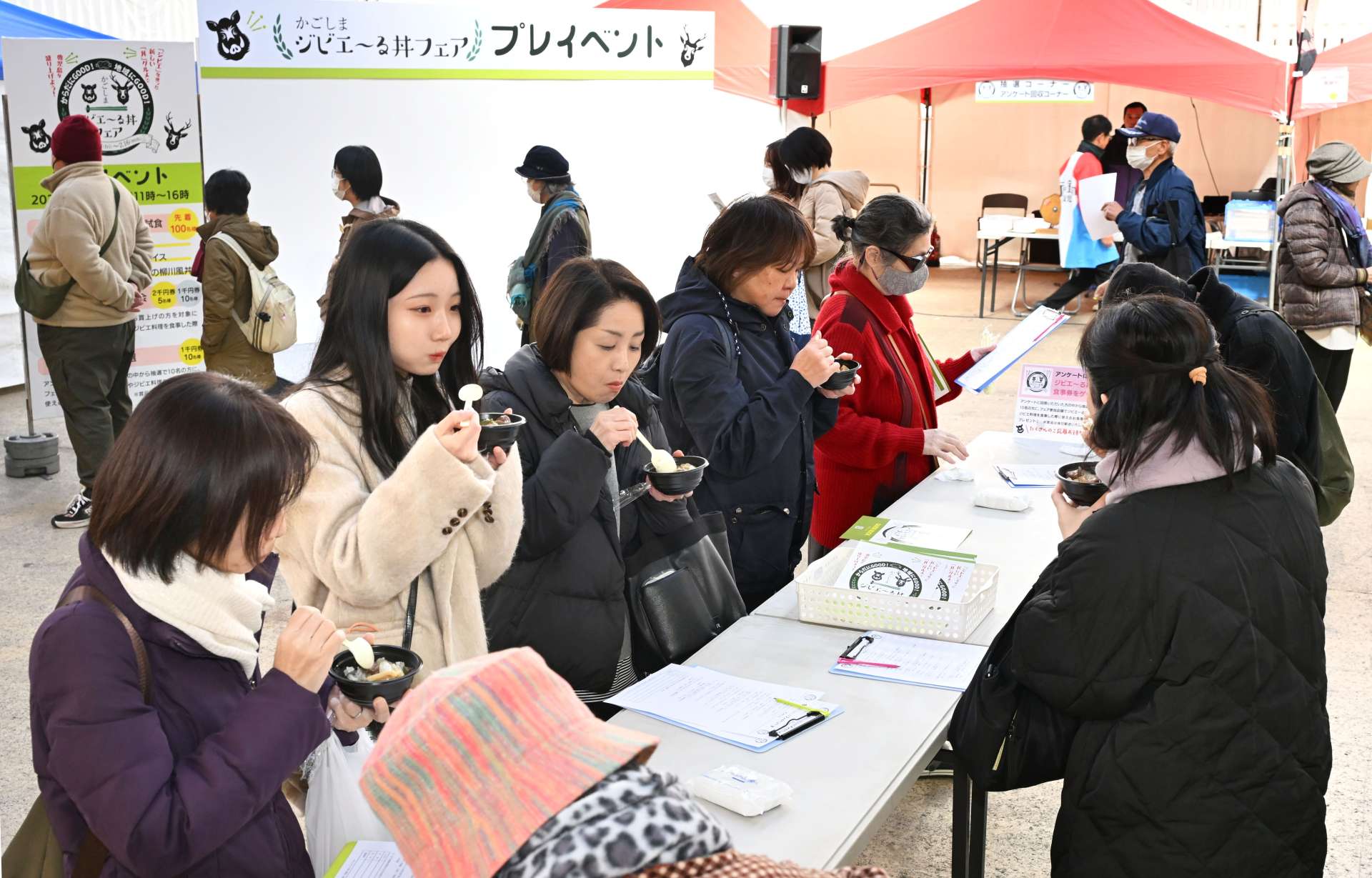 ジビエ料理を堪能する来場者＝１４日、鹿児島市の天文館ベルク広場