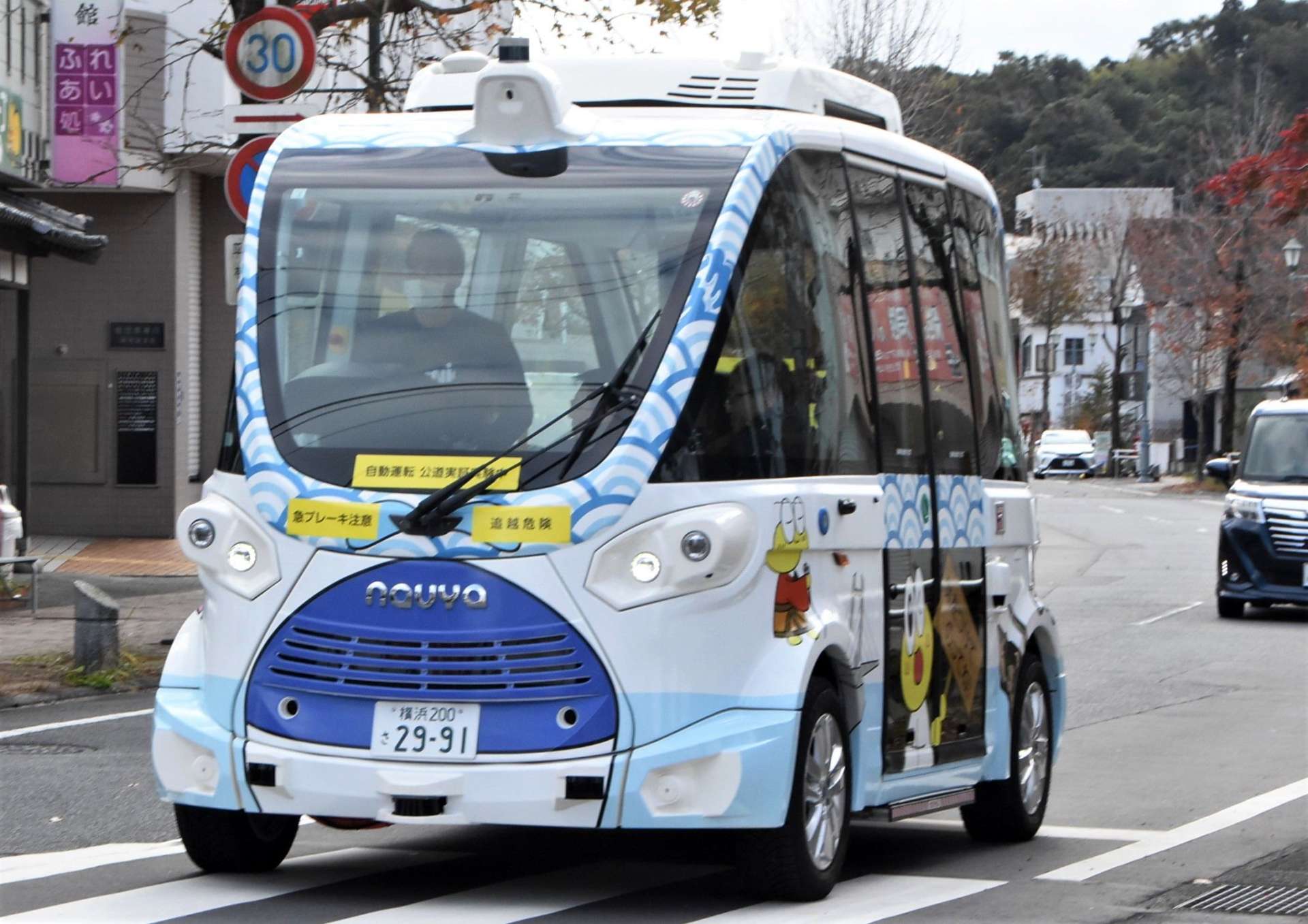 実証実験で市街地を走る自動運転バス＝１４日午後、南さつま市加世田