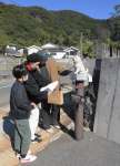 鰻地区内に設置されたクイズを解いて回る参加者＝指宿市山川成川