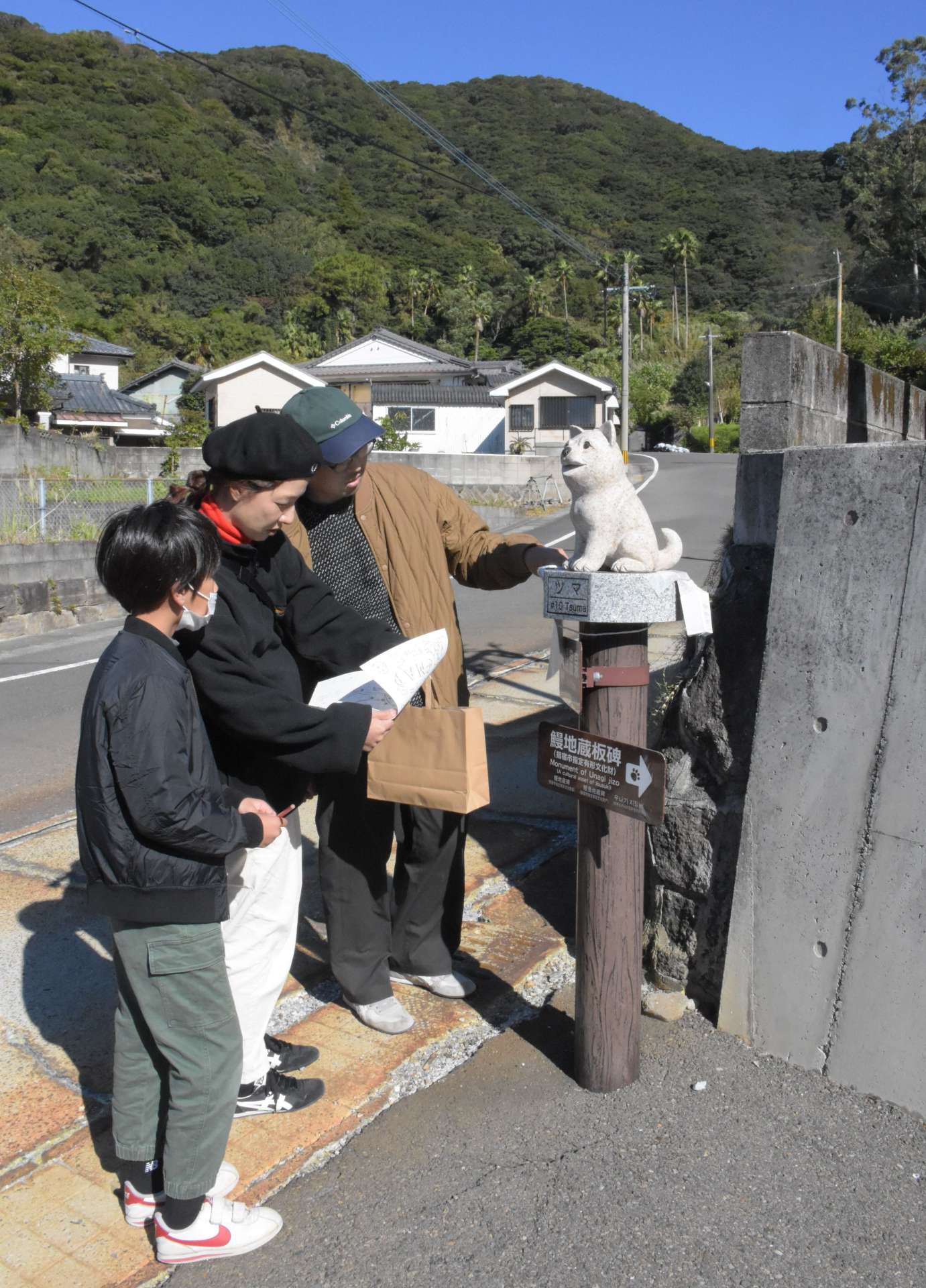 鰻地区内に設置されたクイズを解いて回る参加者＝指宿市山川成川