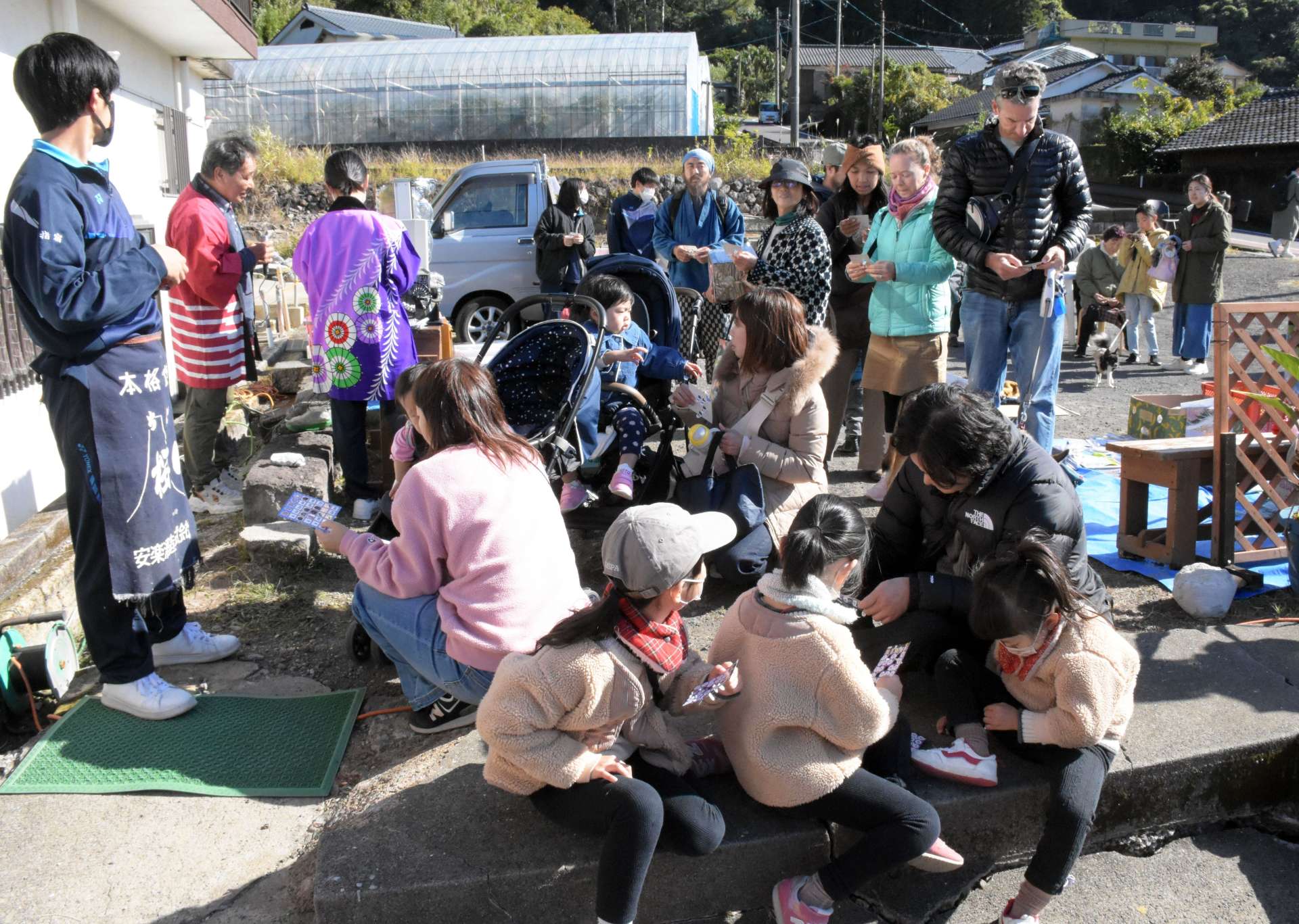 うなぎまつりのビンゴ大会で盛り上がる来場者＝指宿市山川成川
