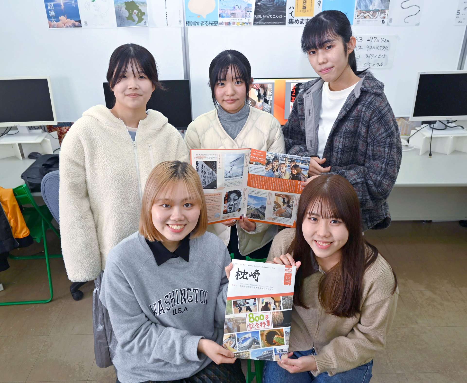 ８００号を迎えた「広報まくらざき」の特集を手がけた西村秋風さん（前列左）ら県立短大生＝鹿児島市下伊敷１丁目