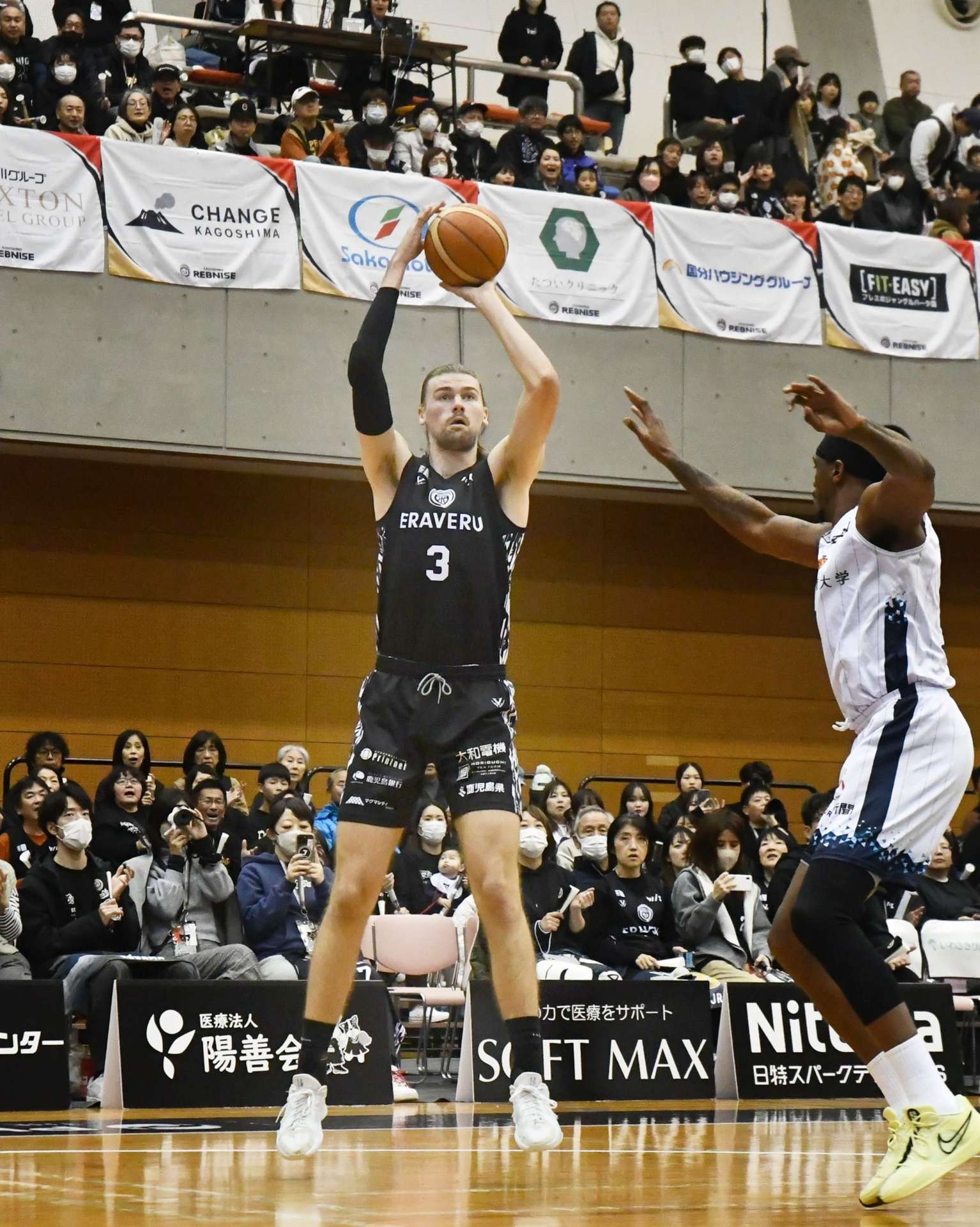 前半、シュートを放つレブナイズのハームス＝薩摩川内市のサンアリーナせんだい